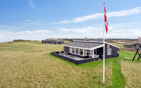 Dyri - 75M from the Sea: Træ, Tag, Arkitektur, Hjem, Hus, Sommerhus, Sidespor, Hårdttræ, Hældning, Estate