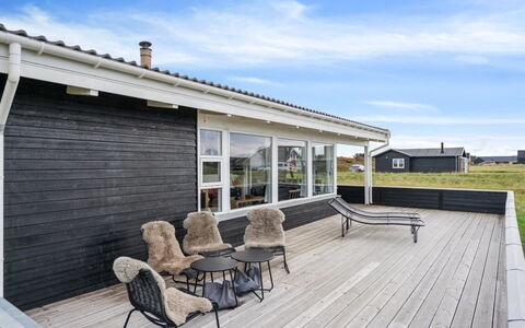 Dyri - 75M from the Sea: Træ, Tag, Arkitektur, Hjem, Hus, Sommerhus, Sidespor, Hårdttræ, Hældning, Estate