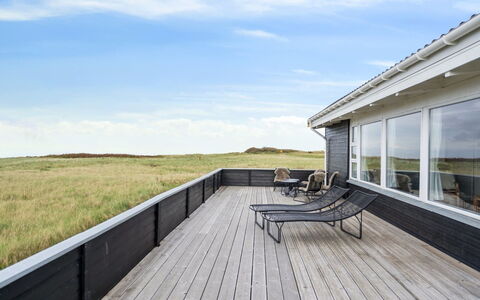 Dyri - 75M from the Sea: Træ, Tag, Arkitektur, Hjem, Hus, Sommerhus, Sidespor, Hårdttræ, Hældning, Estate
