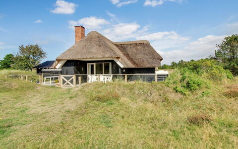 Annli - 1.5Km from the Sea: Bygning, Hus, Boligområde, Hjem, Busk, Tag, Sommerhus, Estate, Have