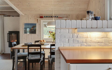 Annli - 1.5Km from the Sea: Møbel, Gulvbelægning, Indretning, Træ, Køkken, Etage, Lysarmatur, Countertop, Loft, Belysning