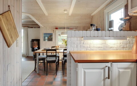 Annli - 1.5Km from the Sea: Møbel, Gulvbelægning, Indretning, Træ, Etage, Køkken, Countertop, Loft, Værelse, Lysarmatur