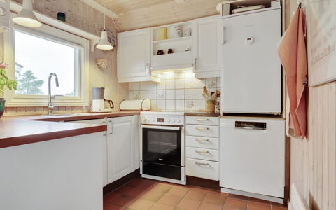 Annli - 1.5Km from the Sea: Køkken, Køkken Apparat, Countertop, Gulvbelægning, Større Bandage, Indretning, Cabinetry, Træ, Husholdningsapparat, Etage
