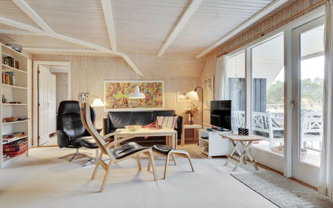 Annli - 1.5Km from the Sea: Træ, Indretning, Møbel, Loft, Gulvbelægning, Etage, Trægulve, Stol, Hjem, Stue