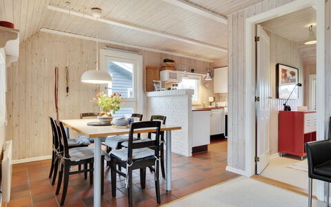 Annli - 1.5Km from the Sea: Møbel, Gulvbelægning, Indretning, Etage, Træ, Loft, Køkken & Spisebord, Spisestue, Stol, Værelse