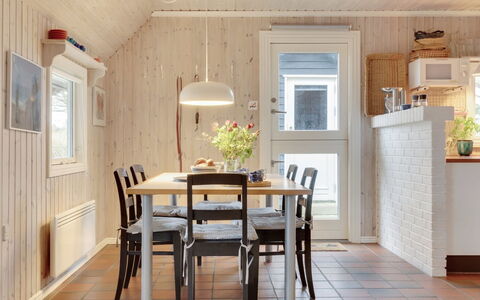 Annli - 1.5Km from the Sea: Møbel, Indretning, Gulvbelægning, Væg, Etage, Træ, Lysarmatur, Loft, Spisestue, Køkken & Spisebord