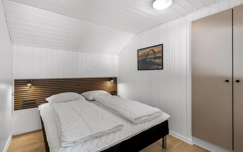 Sylvi - 1.7Km from the Sea: Træ, Loft, Indretning, Soveværelse, Etage, Seng, Gulvbelægning, Sengetøj, Bed Frame, Sengetøj