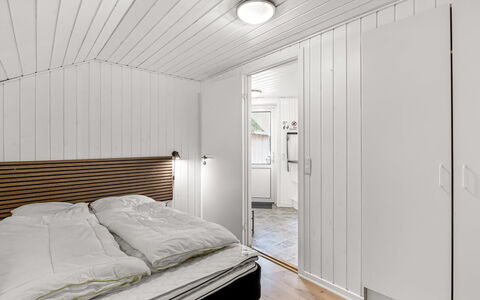 Sylvi - 1.7Km from the Sea: Træ, Loft, Indretning, Gulvbelægning, Etage, Soveværelse, Seng, Værelse, Lejlighed, Trægulve