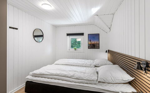 Sylvi - 1.7Km from the Sea: Træ, Loft, Soveværelse, Indretning, Gulvbelægning, Seng, Etage, Sengetøj, Bed Frame, Sengetøj