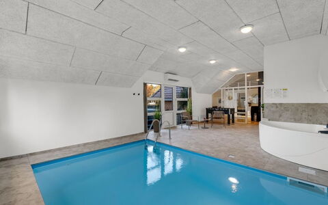Sylvi - 1.7Km from the Sea: Boligområde, Busk, Hus, Hjem, Have, Estate, Skygge, Landscaping, Lawn