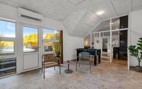 Sylvi - 1.7Km from the Sea: Boligområde, Busk, Hus, Hjem, Have, Estate, Skygge, Landscaping, Lawn