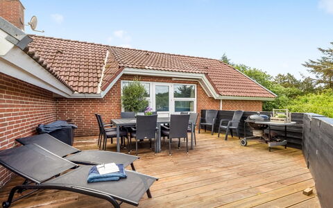 Sylvi - 1.7Km from the Sea: Boligområde, Busk, Hus, Hjem, Have, Estate, Skygge, Landscaping, Lawn