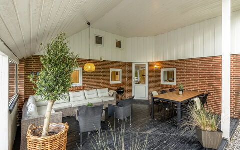 Sylvi - 1.7Km from the Sea: Boligområde, Busk, Hus, Hjem, Have, Estate, Skygge, Landscaping, Lawn