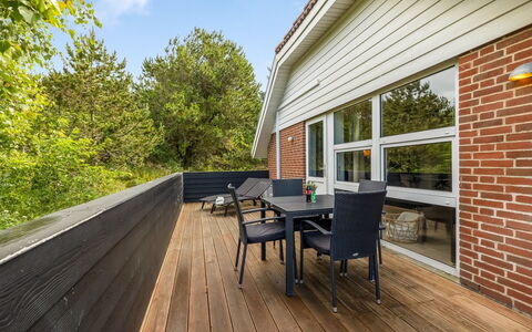 Sylvi - 1.7Km from the Sea: Boligområde, Busk, Hus, Hjem, Have, Estate, Skygge, Landscaping, Lawn