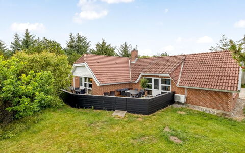 Sylvi - 1.7Km from the Sea: Boligområde, Busk, Hus, Hjem, Have, Estate, Skygge, Landscaping, Lawn
