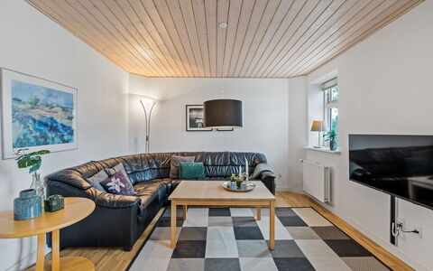 Edine - 4.5Km from the Sea: Indretning, Møbel, Gulvbelægning, Etage, Couch, Træ, Loft, Trægulve, Stue, Værelse