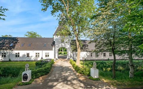 Edine - 4.5Km from the Sea: Estate, Sommerhus, Indkørsel, Lawn, Have, Mansion, Gård, Landscaping, Stuehus, Gårdsplads