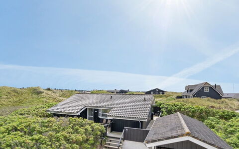 Fenneke - 50M from the Sea: Hus, Hjem, Dør, Tag, Sommerhus, Estate, Have, Skygge, Sidespor, Gård