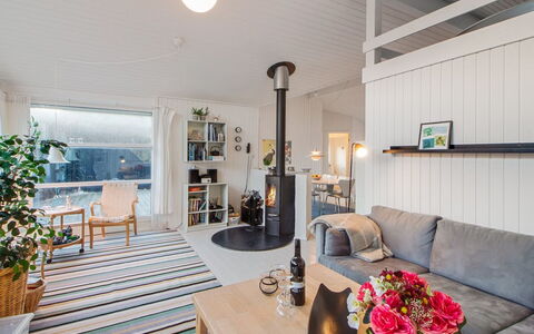 Fenneke - 50M from the Sea: Hus, Hjem, Dør, Tag, Sommerhus, Estate, Have, Skygge, Sidespor, Gård
