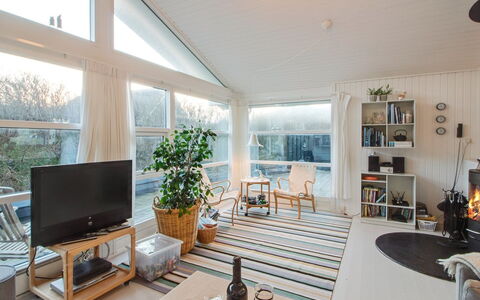 Fenneke - 50M from the Sea: Hus, Hjem, Dør, Tag, Sommerhus, Estate, Have, Skygge, Sidespor, Gård