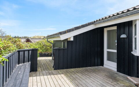 Fenneke - 50M from the Sea: Hus, Hjem, Dør, Tag, Sommerhus, Estate, Have, Skygge, Sidespor, Gård