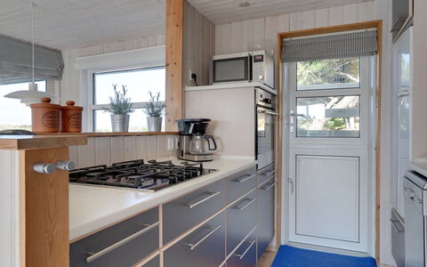 Athina - 200M from the Sea: Køkken, Countertop, Køkken Apparat, Cabinetry, Større Bandage, Gulvbelægning, Træ, Indretning, Køkkenvask, Loft