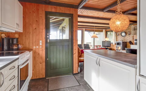 Maini - 600M from the Sea: Træ, Loft, Indretning, Gulvbelægning, Etage, Møbel, Bejdse, Køkken, Countertop, Dør
