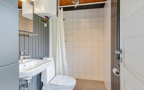 Maini - 600M from the Sea: Sanitærarmatur, Badeværelse, Væg, Gulvbelægning, Badeværelsesvask, Håndvask, Etage, Indretning, Træ, Toiletbræt