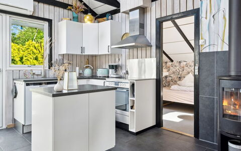 Kolja - 525M from the Sea: Køkken, Køkken Apparat, Indretning, Større Bandage, Countertop, Husholdningsapparat, Loft, Cabinetry, Komfur, Lysarmatur