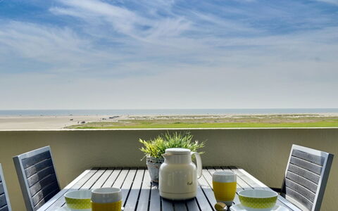 Rieterik - 50M from the Sea: Møbel, Bord, Stol, Hav, Køkken & Spisebord, Ocean, Kaffebord, Udendørs Møbler, Skygge, Udendørs Bord