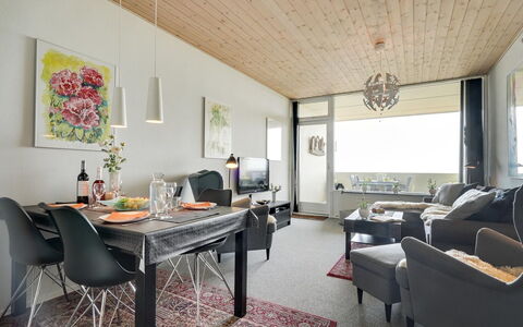 Rieterik - 50M from the Sea: Møbel, Indretning, Gulvbelægning, Træ, Loft, Couch, Etage, Stol, Bord, Stue