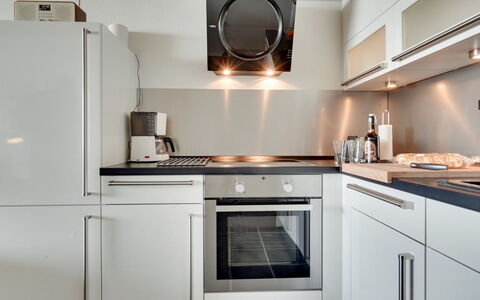 Rieterik - 50M from the Sea: Køkken Apparat, Køkken, Countertop, Større Bandage, Cabinetry, Husholdningsapparat, Komfur, Indretning, Komfur, Træ