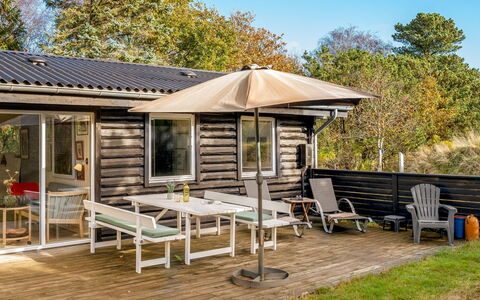Linnea - 1Km from the Sea: Træ, Veranda, Sommerhus, Tag, Hjem, Sidespor, Dæk, Garden Bygninger, Udendørs Møbler, Skygge
