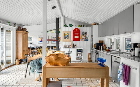Linnea - 1Km from the Sea: Gulvbelægning, Køkken, Indretning, Etage, Møbel, Loft, Countertop, Værelse, Stol, Cabinetry