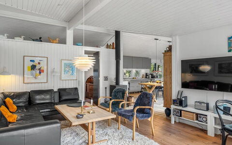 Linnea - 1Km from the Sea: Indretning, Møbel, Couch, Træ, Loft, Gulvbelægning, Stue, Etage, Hjem, Belysning