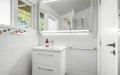 Linnea - 1Km from the Sea: Væg, Gulvbelægning, Indretning, Sanitærarmatur, Etage, Loft, Badeværelse, Vvs, Håndvask, Flise