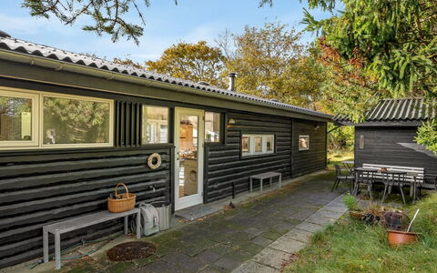 Linnea - 1Km from the Sea: Træ, Sommerhus, Hjem, Sidespor, Gård, Have, Garden Bygninger, Skygge, Hårdttræ, Design