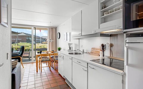 Jano - 100M from the Sea: Køkken, Større Bandage, Køkken Apparat, Countertop, Møbel, Indretning, Cabinetry, Gulvbelægning, Køkkenvask, Husholdningsapparat