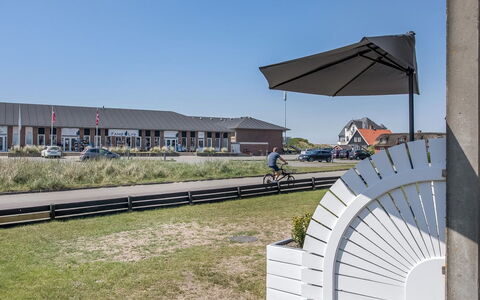 Jano - 100M from the Sea: Himmel, Offentlige Rum, Tag, Land Lot, Almindeligt, Pol, Skygge, Indkørsel, Sidespor, Walkway