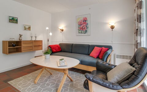 Halina - 100M from the Sea: Møbel, Indretning, Gulvbelægning, Væg, Etage, Couch, Træ, Stue, Bord, Værelse
