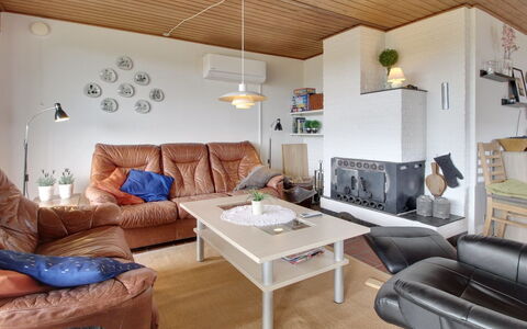 Sophine - 50M from the Sea: Møbel, Indretning, Gulvbelægning, Væg, Couch, Loft, Træ, Stue, Etage, Værelse