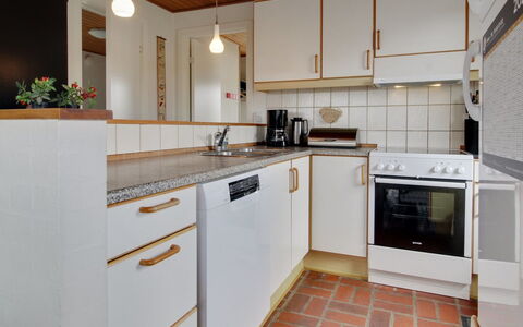 Sophine - 50M from the Sea: Køkken, Countertop, Gulvbelægning, Køkken Apparat, Indretning, Cabinetry, Større Bandage, Træ, Etage, Loft