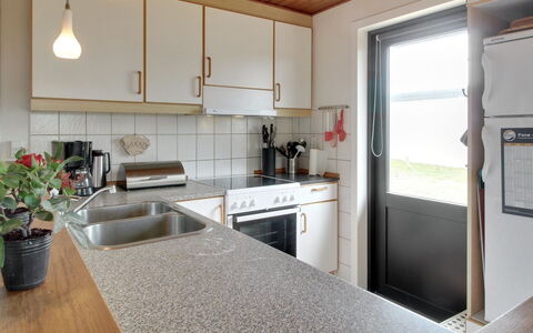 Sophine - 50M from the Sea: Køkken, Countertop, Træ, Gulvbelægning, Indretning, Køkkenvask, Cabinetry, Køkken Apparat, Etage, Sanitærarmatur