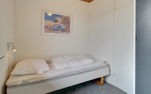 Sophine - 50M from the Sea: Gulvbelægning, Soveværelse, Væg, Etage, Seng, Træ, Sengetøj, Indretning, Sengetøj, Bed Frame