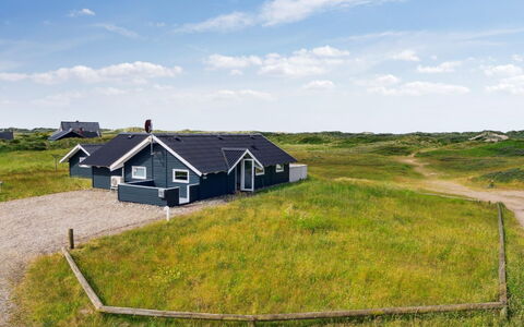 Betti - 300M from the Sea: Græs, Hus, Tag, Hjem, Sommerhus, Busk, Land Lot, Landdistrikt, Stuehus, Bunddække