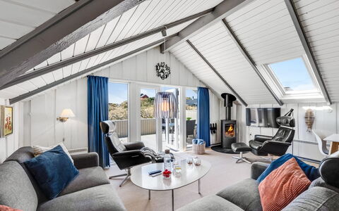 Halda - 300M from the Sea: Møbel, Loft, Indretning, Lejlighed, Hjem, Stue, Værelse, Stol, Couch, Lysarmatur