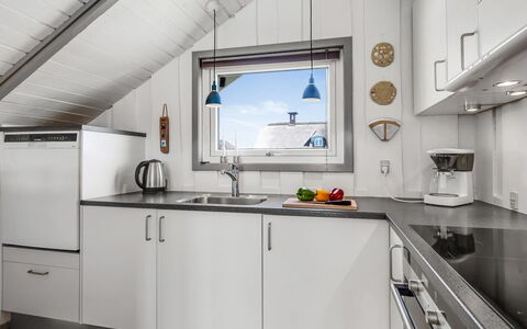 Halda - 300M from the Sea: Køkken, Countertop, Indretning, Gulvbelægning, Større Bandage, Køkken Apparat, Loft, Husholdningsapparat, Cabinetry, Køkkenvask