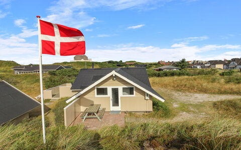 Halda - 300M from the Sea: Bygning, Hus, Boligområde, Hjem, Busk, Tag, Sommerhus, Estate, Have