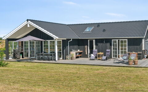 Annerose - 550M from the Sea: Lejlighed, Skygge, Altan, Stol, Hegn, Udendørs Møbler, Aluminium, Kunstgræs