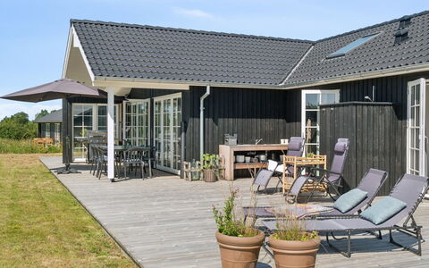 Annerose - 550M from the Sea: Lejlighed, Skygge, Altan, Stol, Hegn, Udendørs Møbler, Aluminium, Kunstgræs
